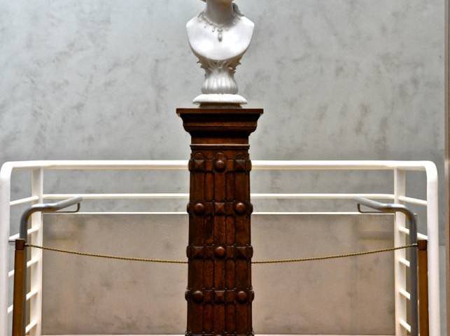 Deserving a pedestal 0674